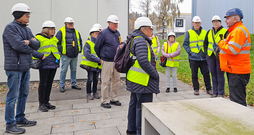 Warm angezogen, mit Helm und Warnweste